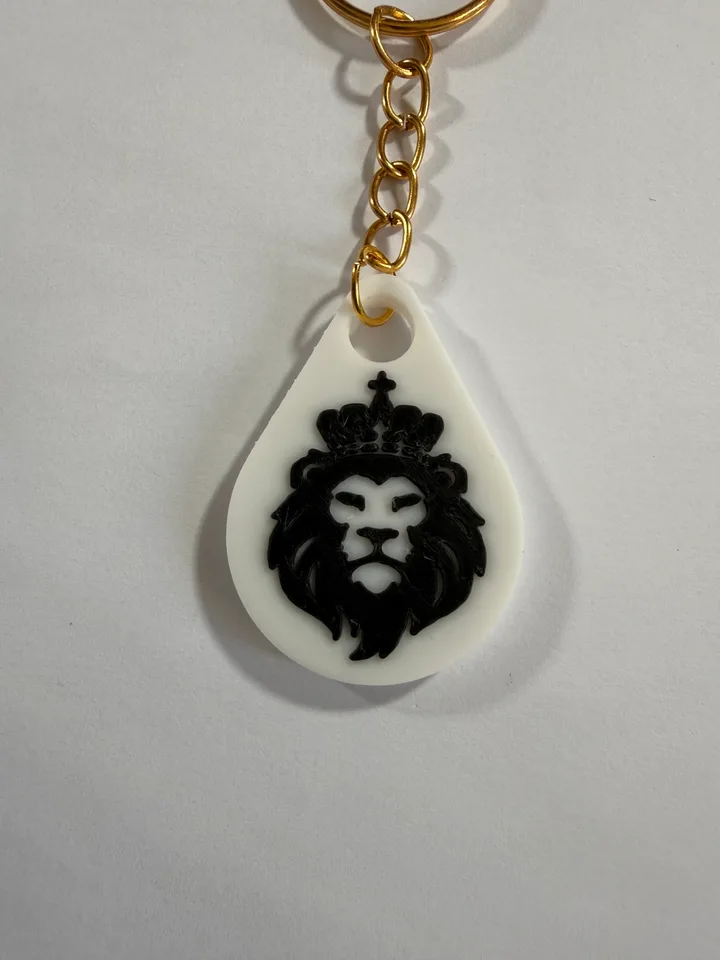 Porte-clé NFC biblique Lion de Juda — gamme blanc, imprimé en 3D, chaîne dorée